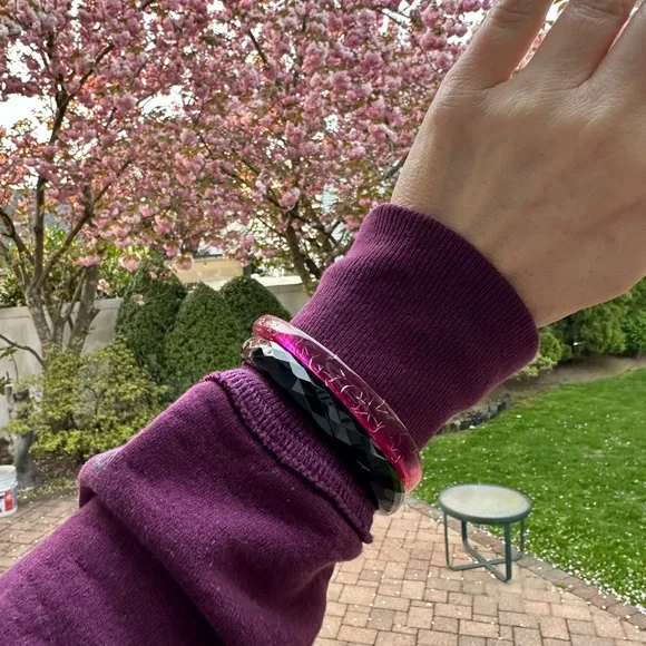 Plastic rounded triangle Barbie pink bangle - Picture 2 of 10